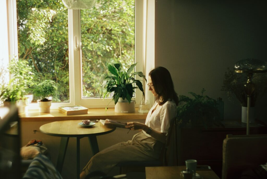 Morning rituals for confidence — peaceful tea by a sunny window